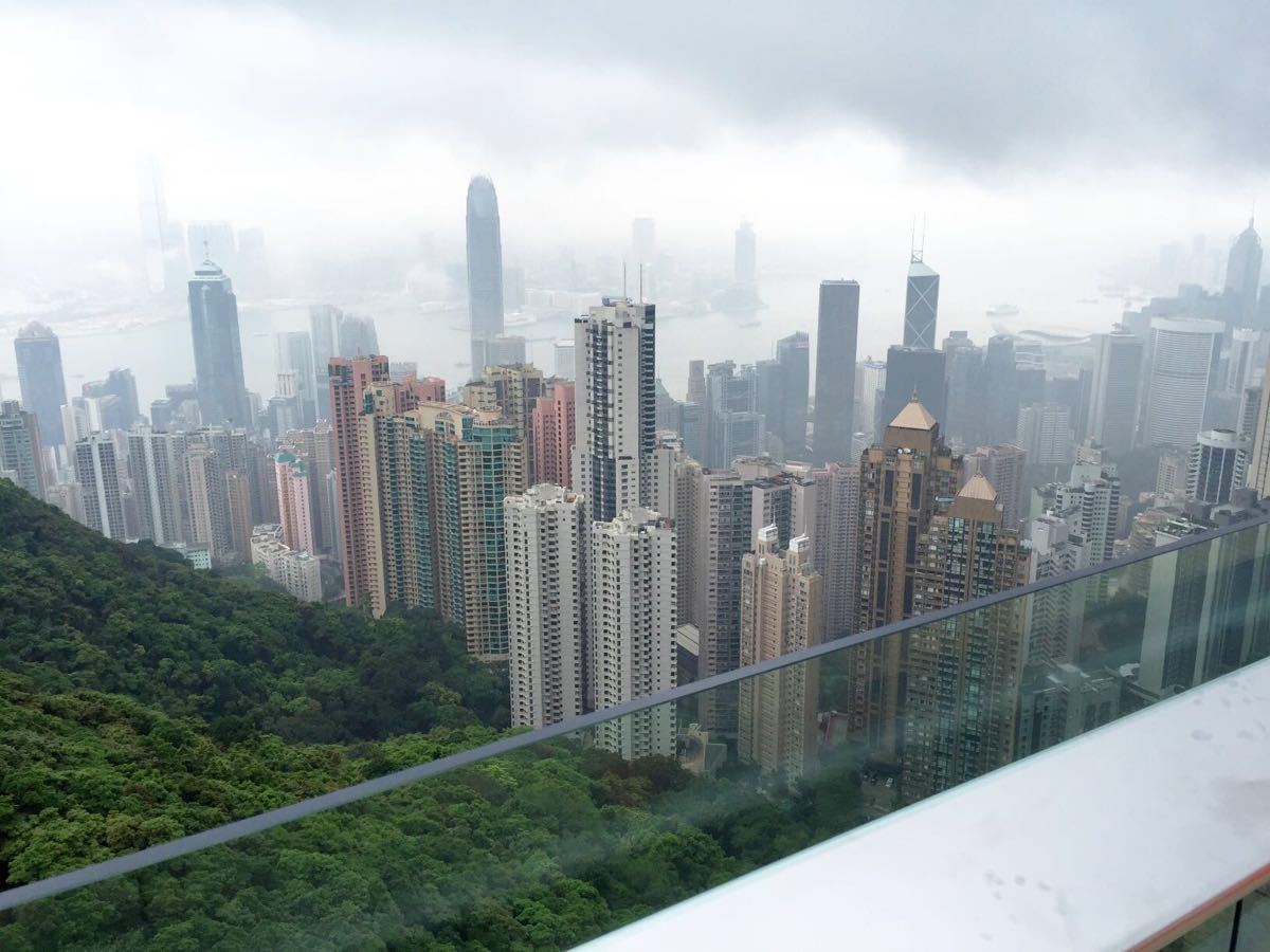 这几天在香港每天都是雾茫茫的,去到太平山顶的凌霄阁因为雾比较大