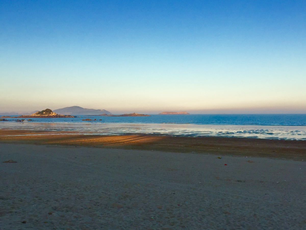 沙滩挺长 景致不错 人气很旺 停车收费贵了点