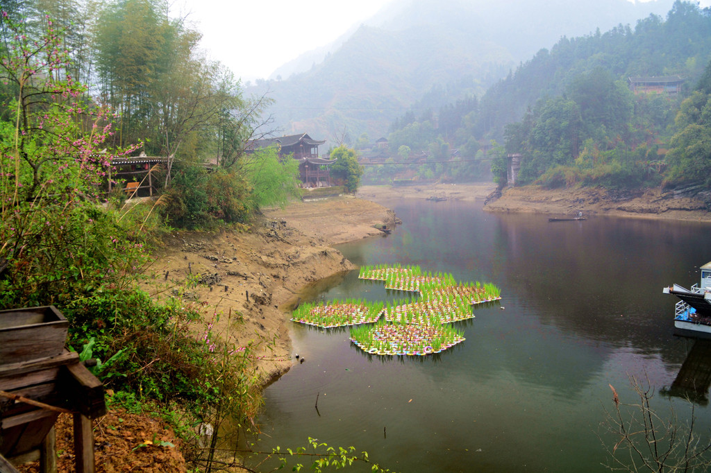 武陵山深處的---河灣山寨旅遊.