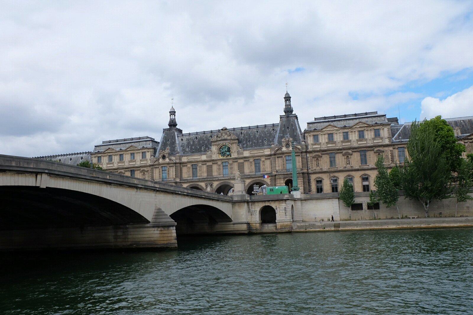 【携程攻略】巴黎塞纳河景点,塞纳河是巴黎的母亲河，她是欧洲有历史意义的大河之一，其排水网络的…