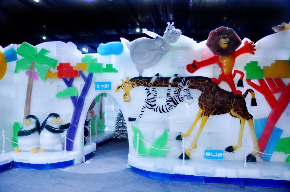 2023冰雪梦幻奇缘冰雕馆游玩攻略,小孩玩的很开心,一个大人还.