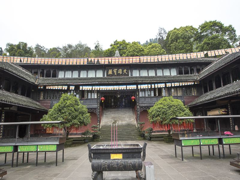 因为寺庙周围都是山 1/ 224语音导览 伏虎寺 供奉有大肚弥勒佛塑像