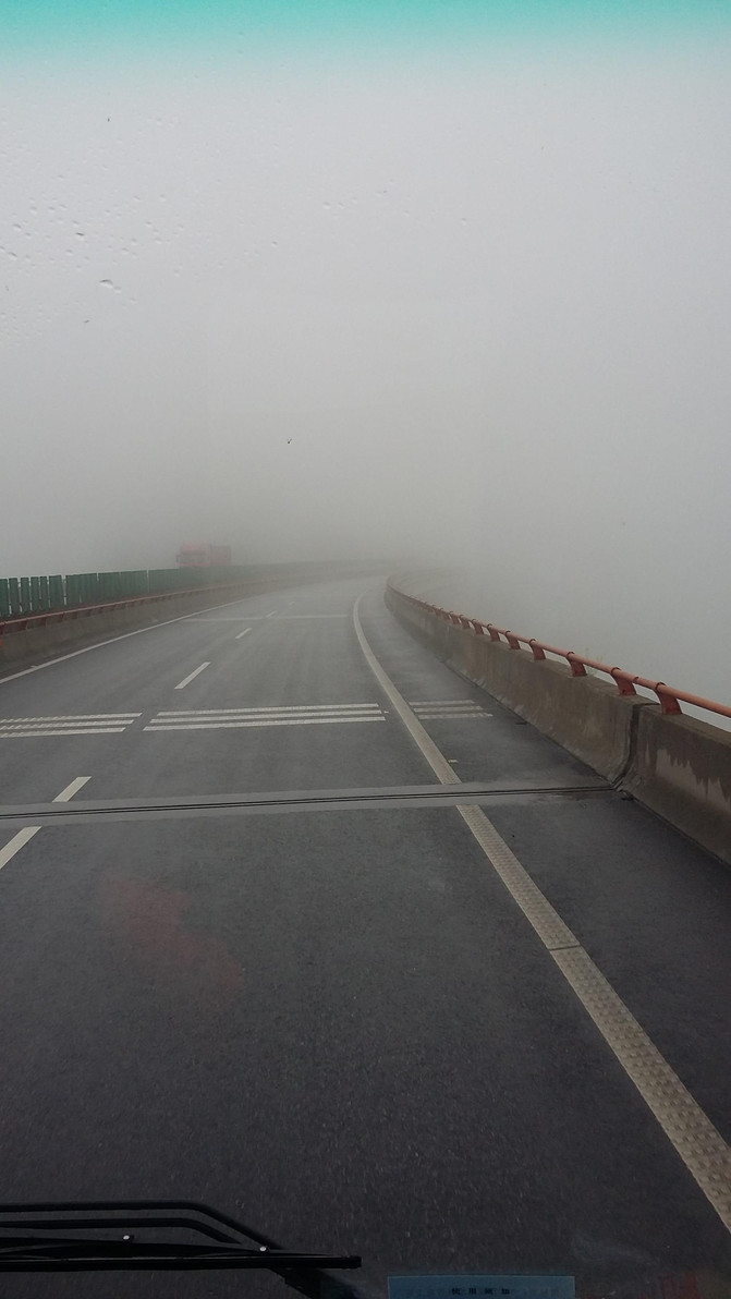 遇到团雾,能见度有时不到30米,我问司机师傅,高速大雾,为何不封路啊?