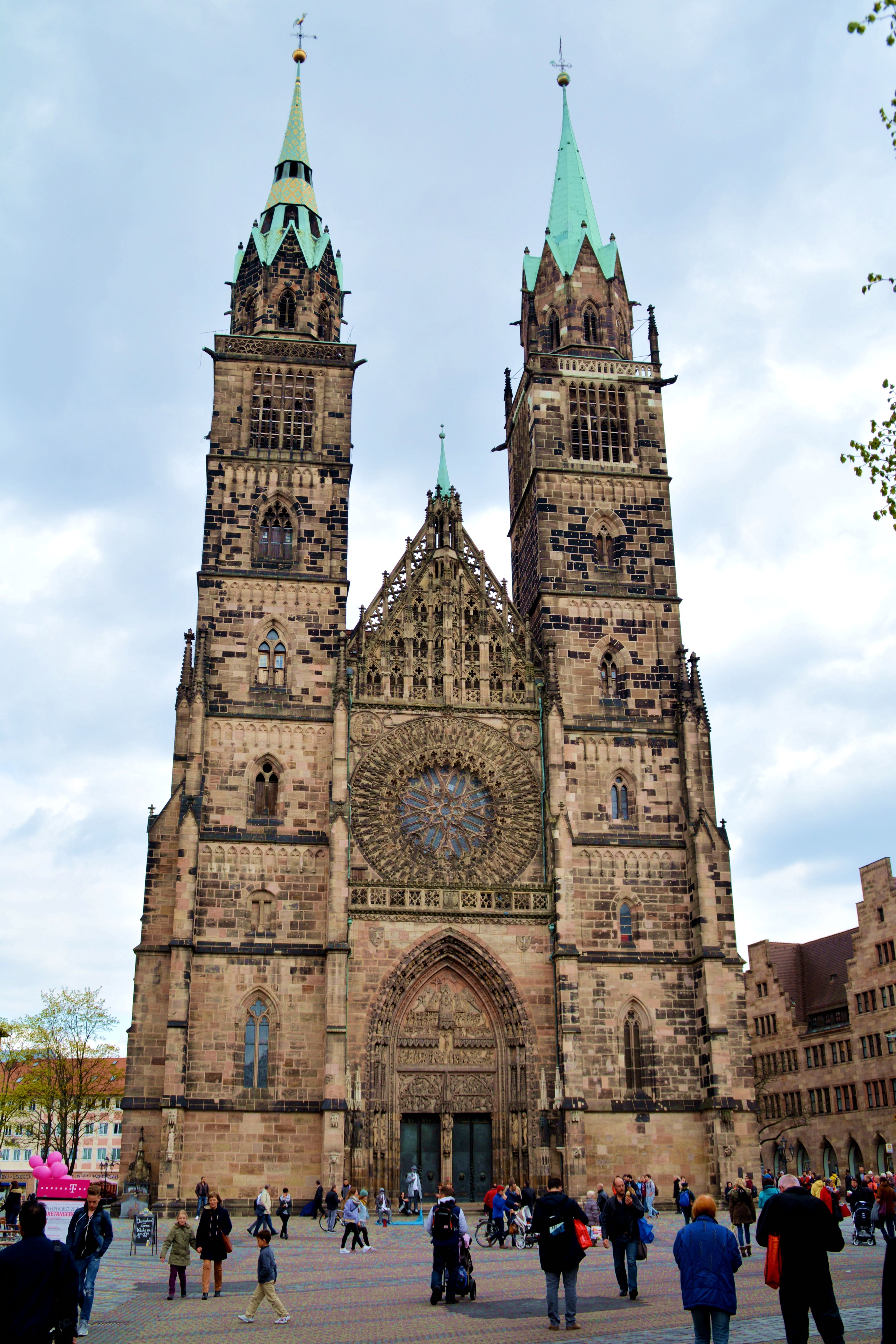 攻略】纽伦堡洛伦茨广场景点,这个洛伦茨广场不是很大,但周围有大教堂