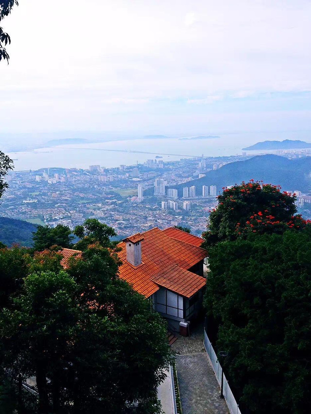 槟榔山俯瞰槟城 槟榔山早上的时候还有一点云雾缭绕 槟榔山一眼就