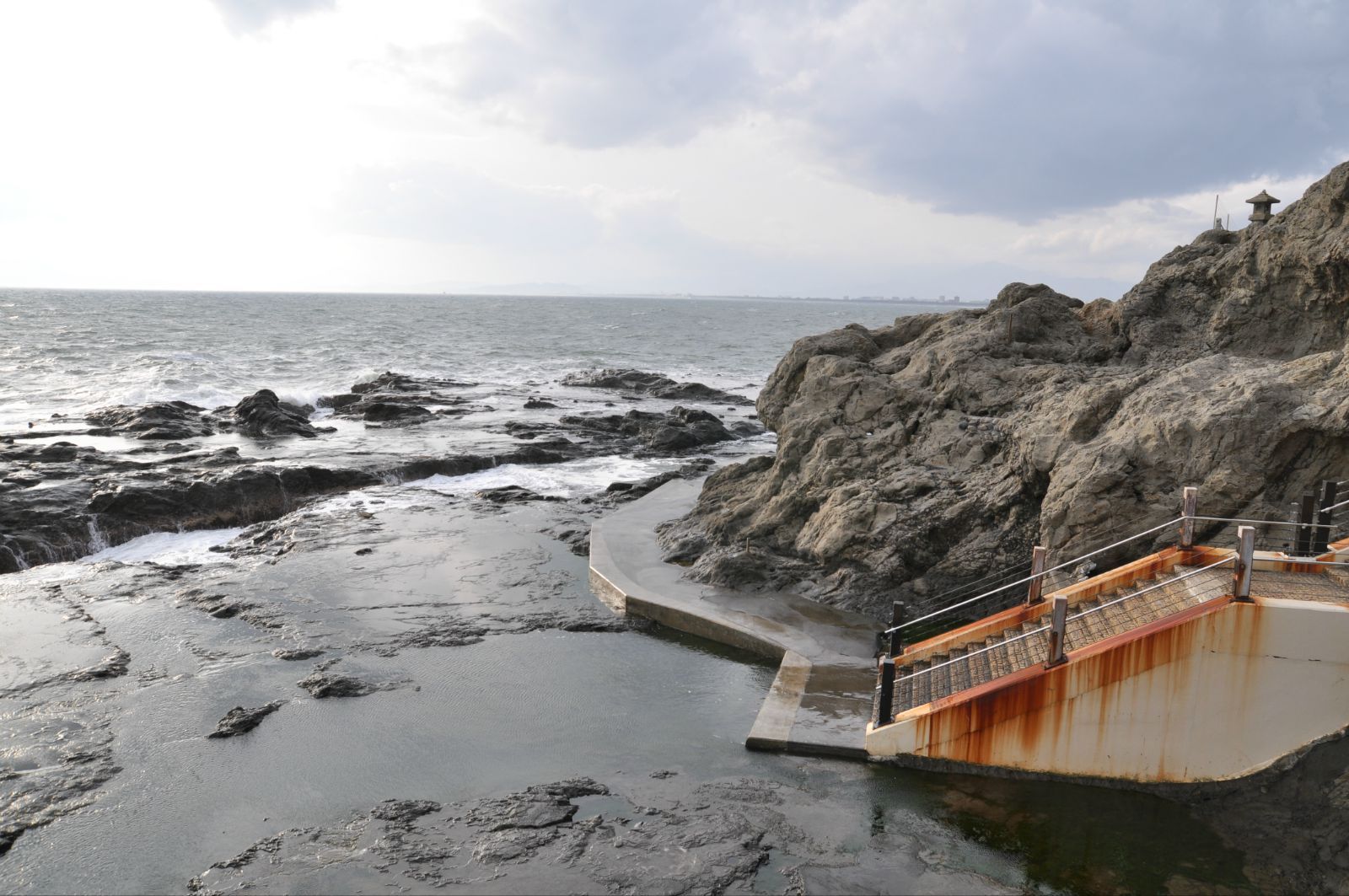 回去查了下,名字叫稚儿渊,是地层隆起后形成的一片宽50米的海蚀台地