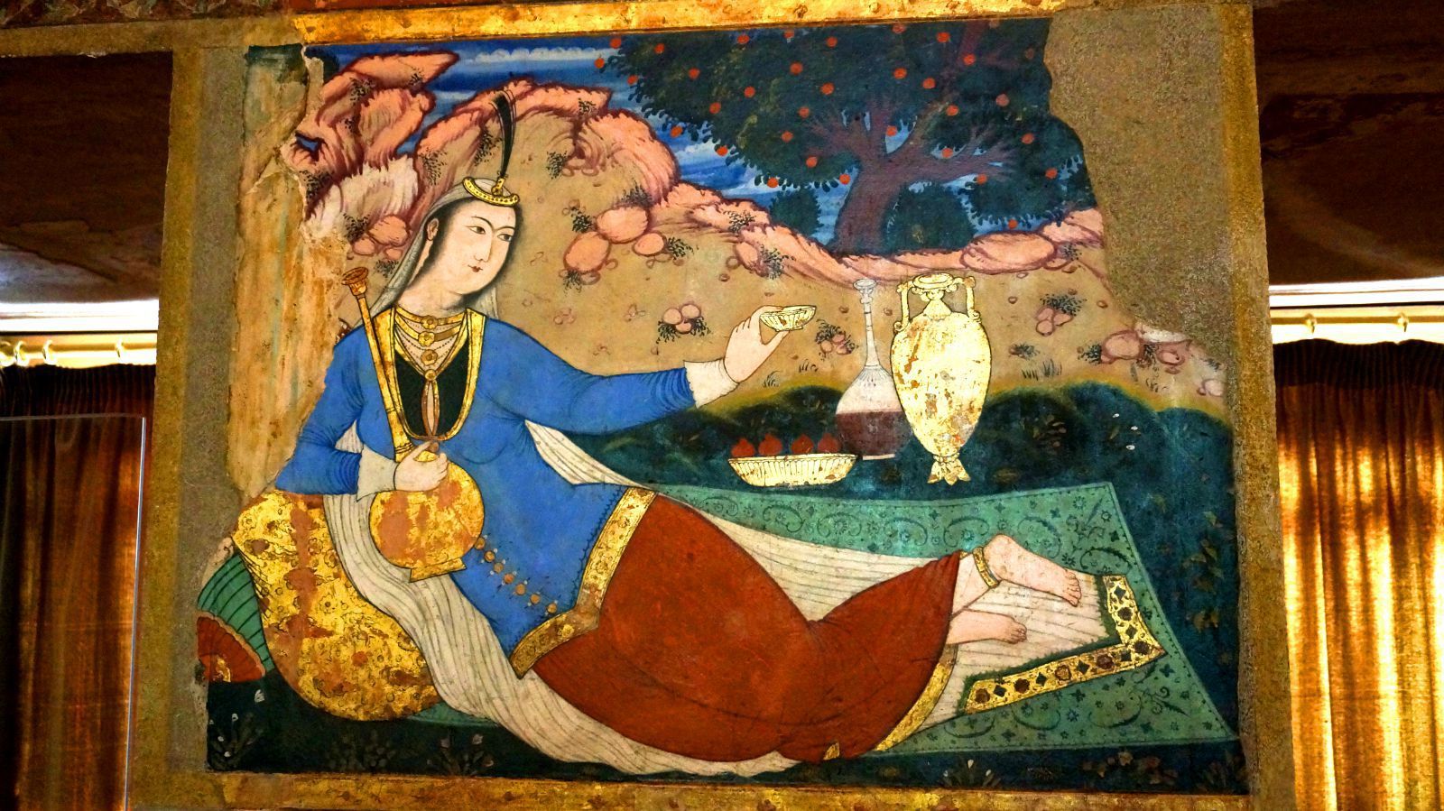 据说,所有四十柱宫内的壁画,均采用天然颜料绘制而成;包括一些矿物质