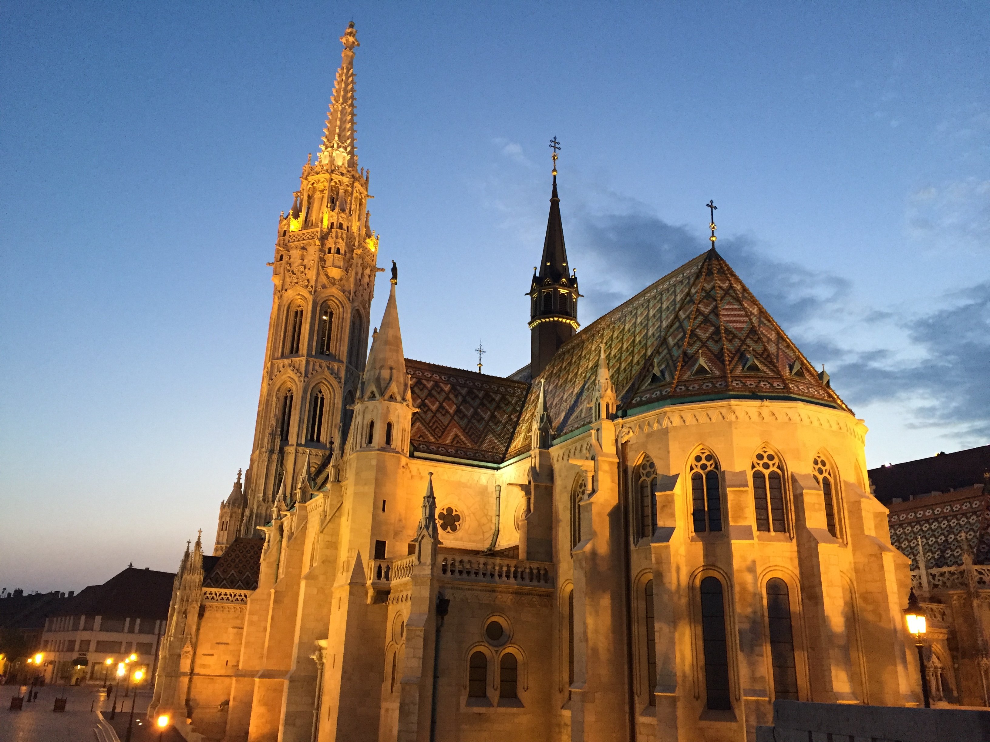 渔人堡是一座两层的白色建筑群,融合了新哥特,新罗马式以及匈牙利当地