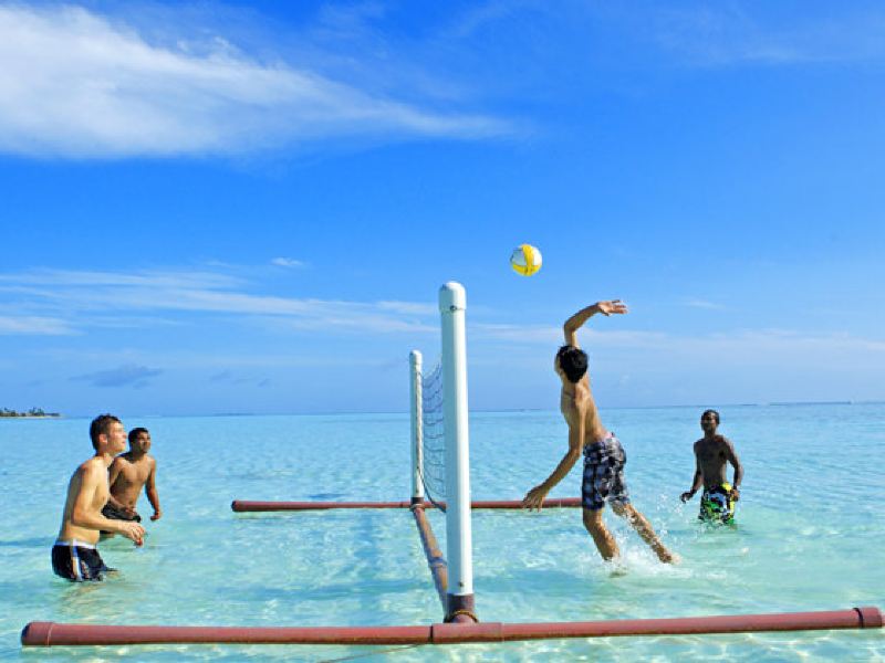 薇拉瓦鲁岛水中排球游戏