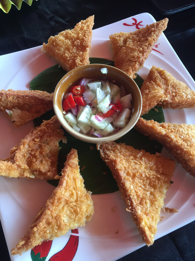 这个是泰式的炸鱼 全部是油炸的 稍微有点油腻 但是沾着他们的蘸料还