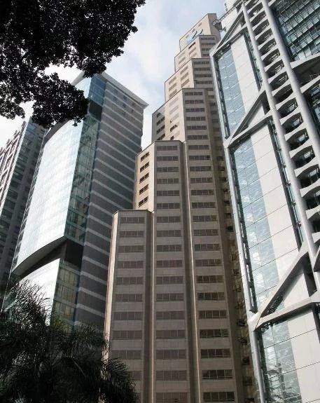 被夹在中间那栋楼就是渣打银行香港总部,像乐高积木一样错层节节高