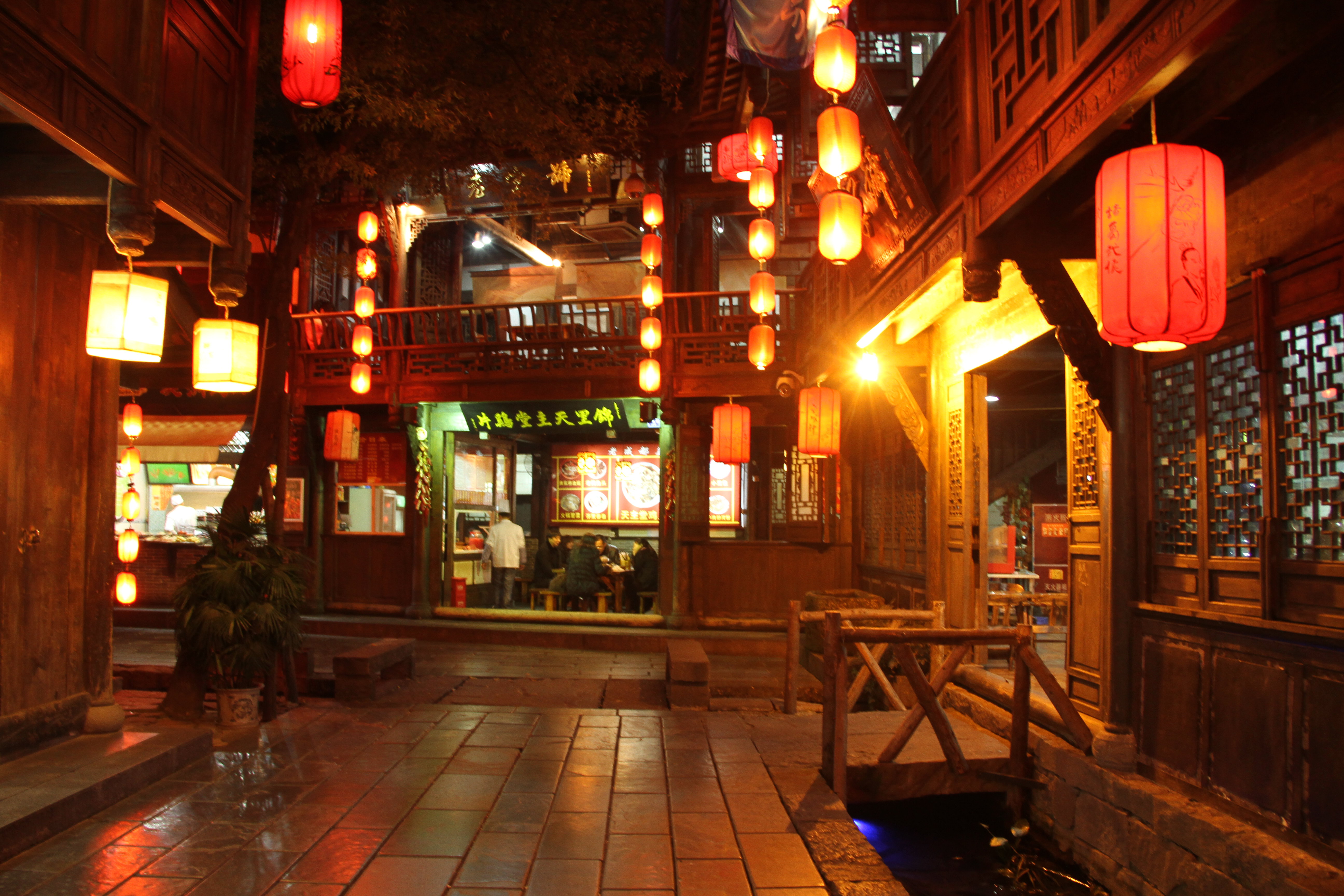 【携程攻略】成都锦里古街景点,宽窄巷子和锦里是必去的地方,这两处地
