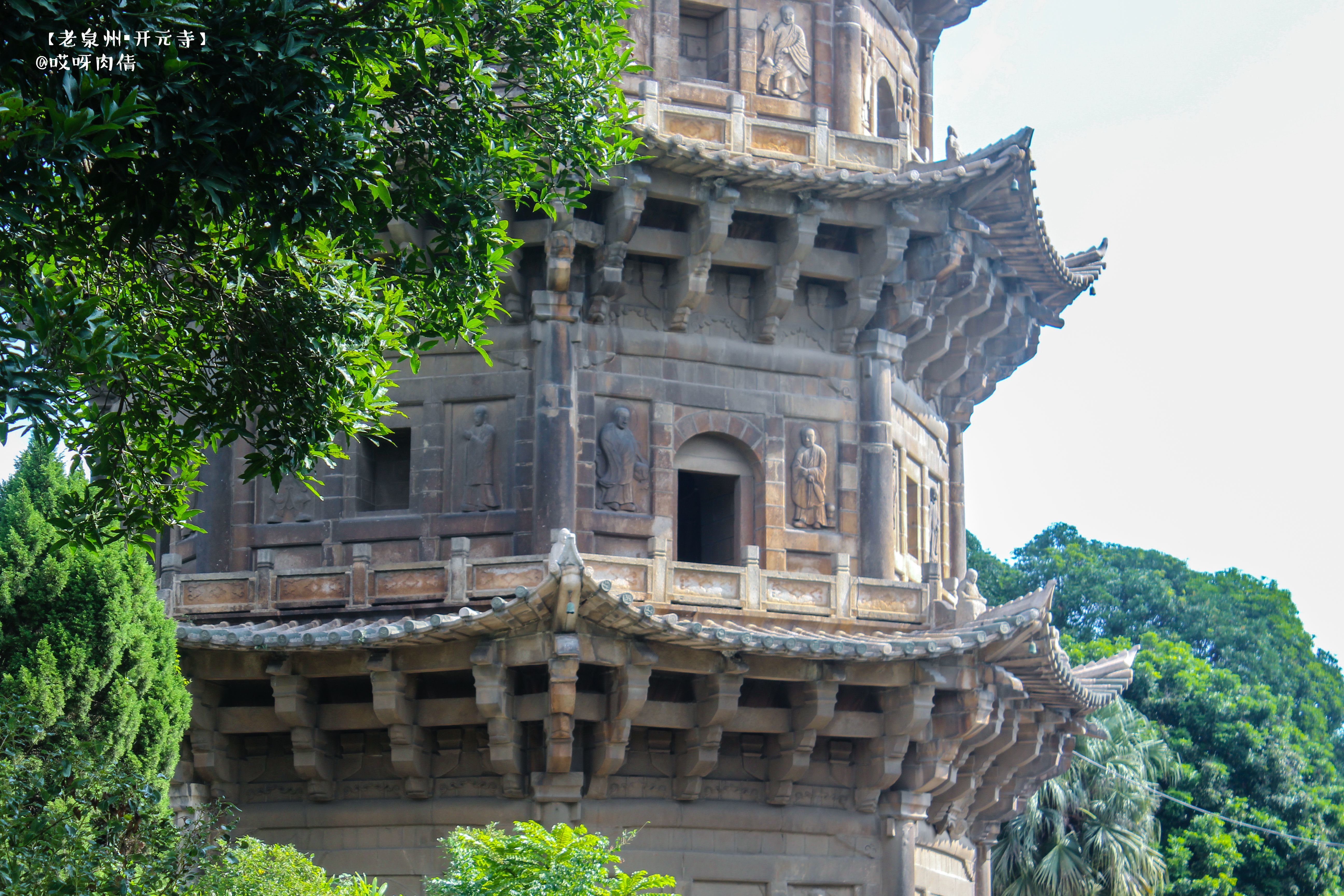 攻略】泉州大開元寺景點,我們進山門從右手邊小門走,首先看到的是東塔