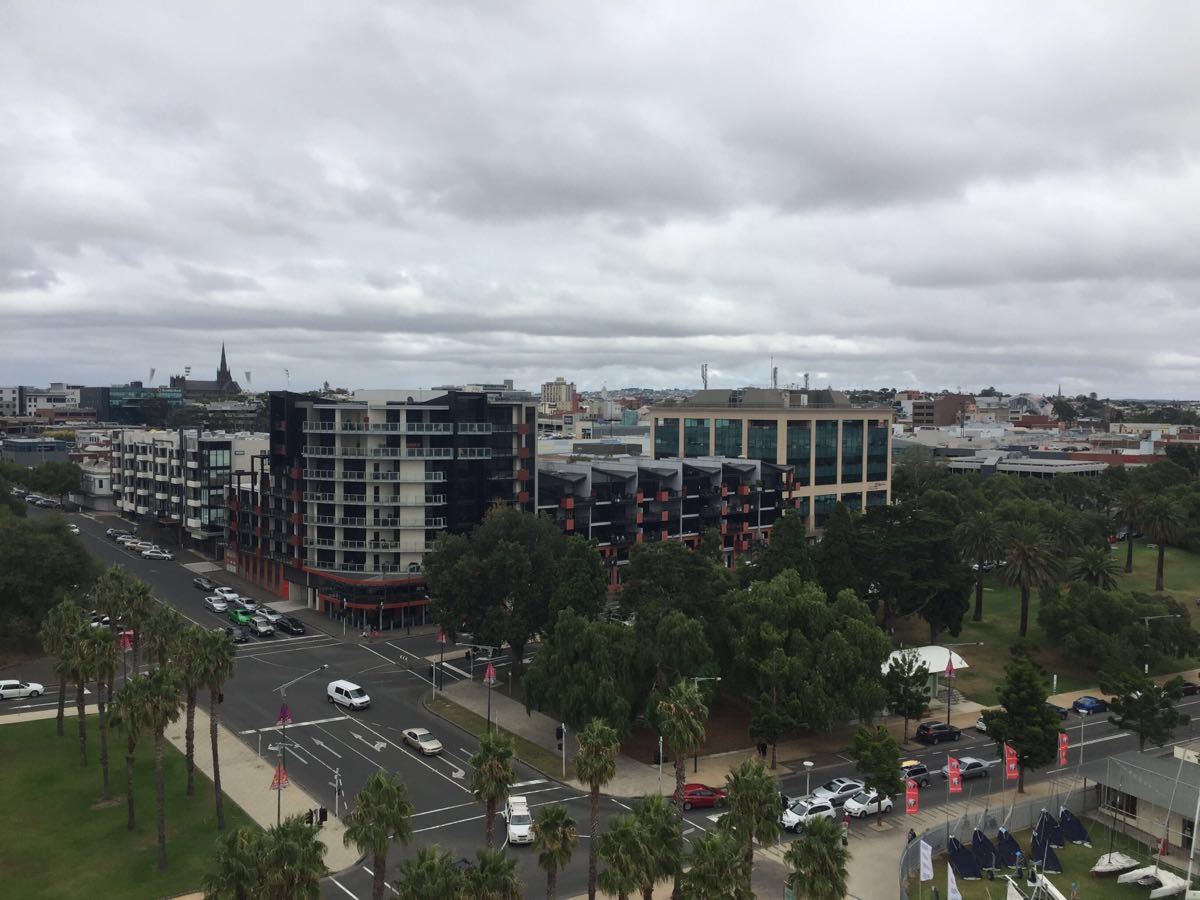 可以俯拍吉朗海港和城市街景很美的小镇海边有各种游艇出售还有定期的
