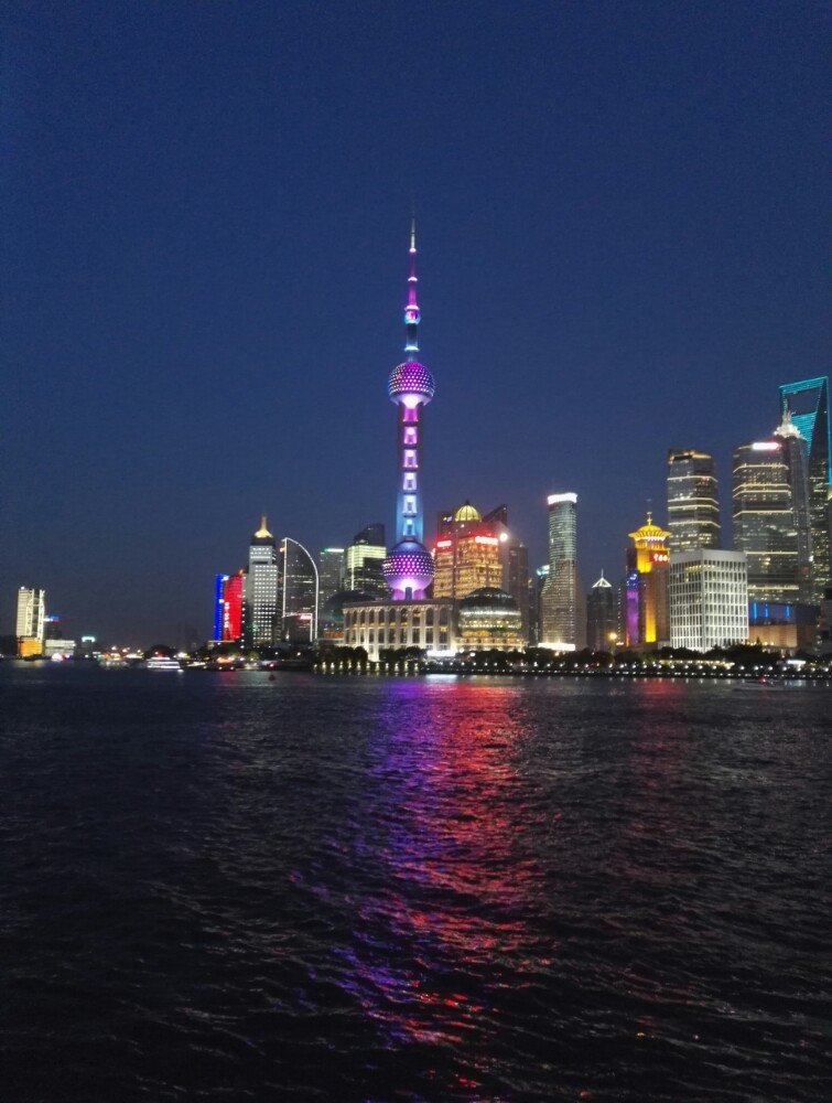 【携程攻略】上海外滩景点,免费的,夜景好看,还有表演,灯光秀不错