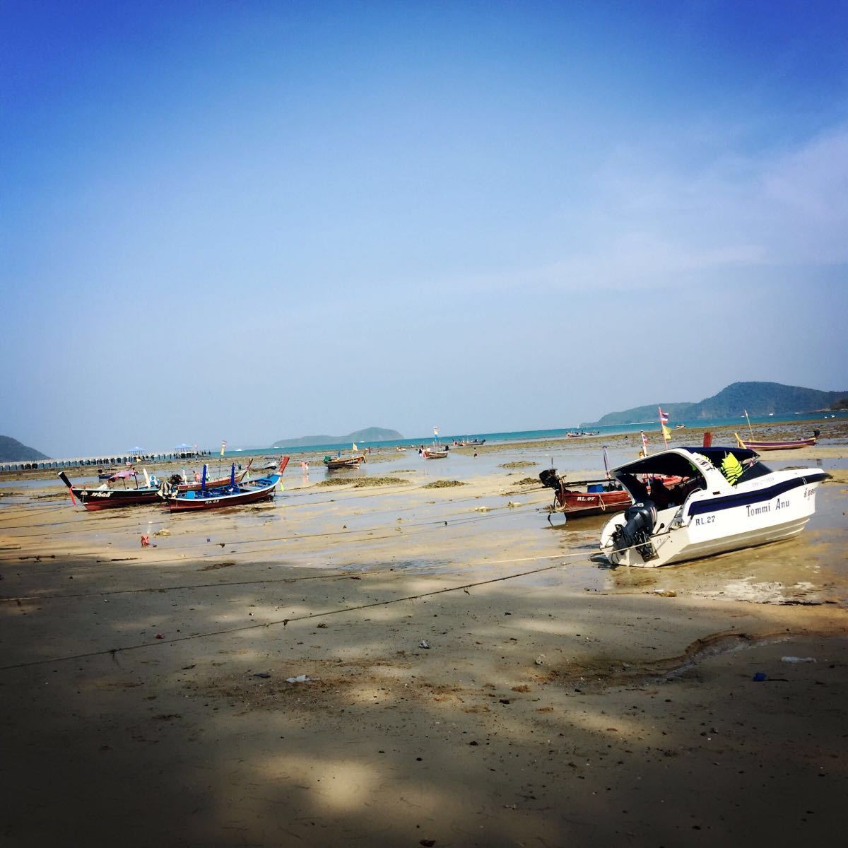 退潮的时候船都搁浅在沙滩上,照相蛮有风情的,拉威海滩的沙滩是粗沙