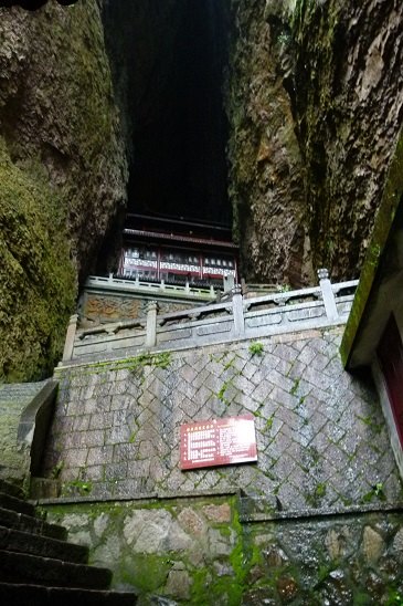 观音洞依岩构筑九层楼阁,为雁荡山第一洞天.