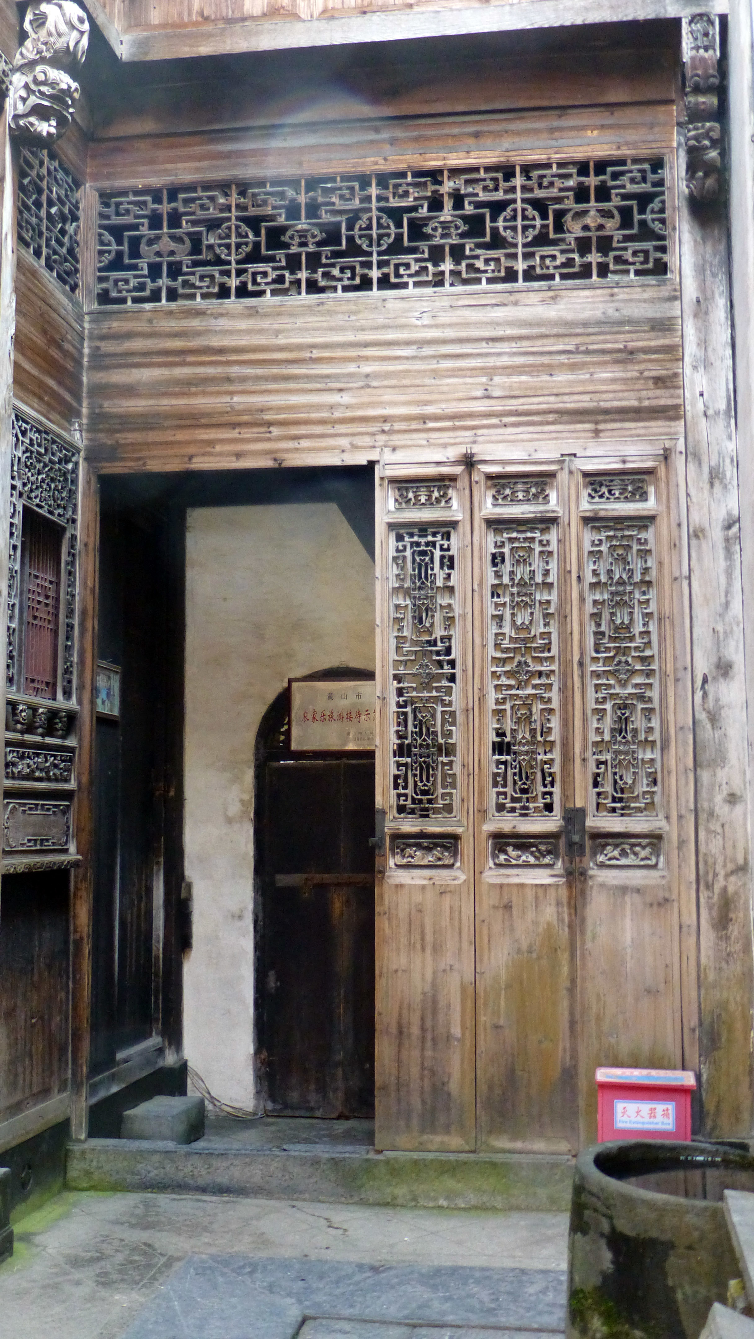 【携程攻略】西递旷古斋景点,高高的门楼,两层飞檐,外墙呈现花鸟雕花.