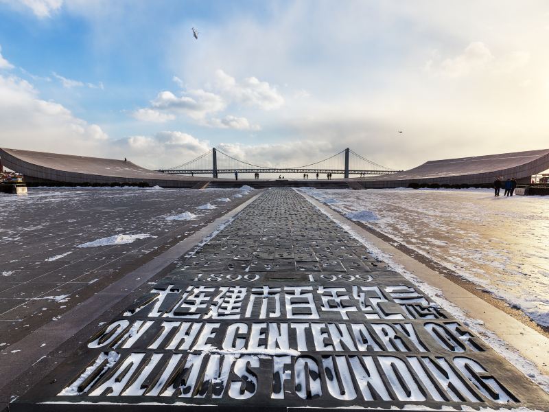 大连百年纪念城雕