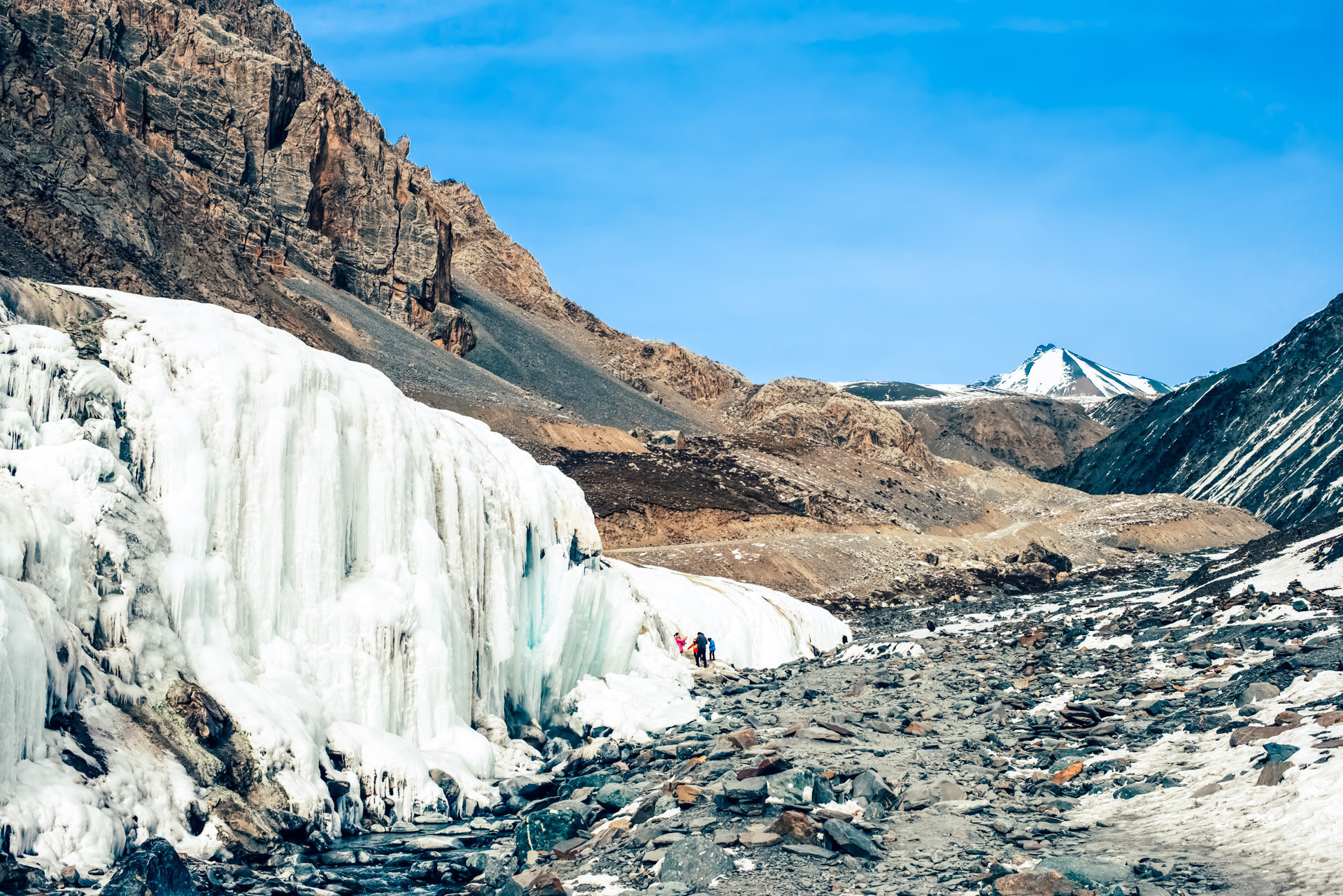 片麻岩,斜长角岩,基性火山岩等组成,在构造上属北祁连山加里东褶皱带