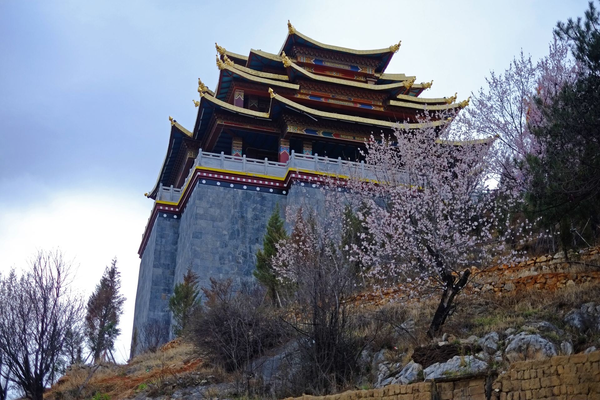 【携程攻略】香格里拉龟山公园景点,到了龟山公园就要开始爬山了,不