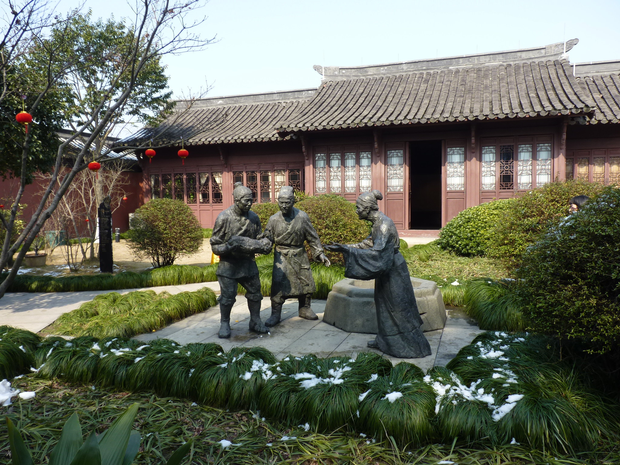 杭州钱王祠在柳浪闻莺公园附近,西湖博物馆右侧,面对西湖,背靠南山路