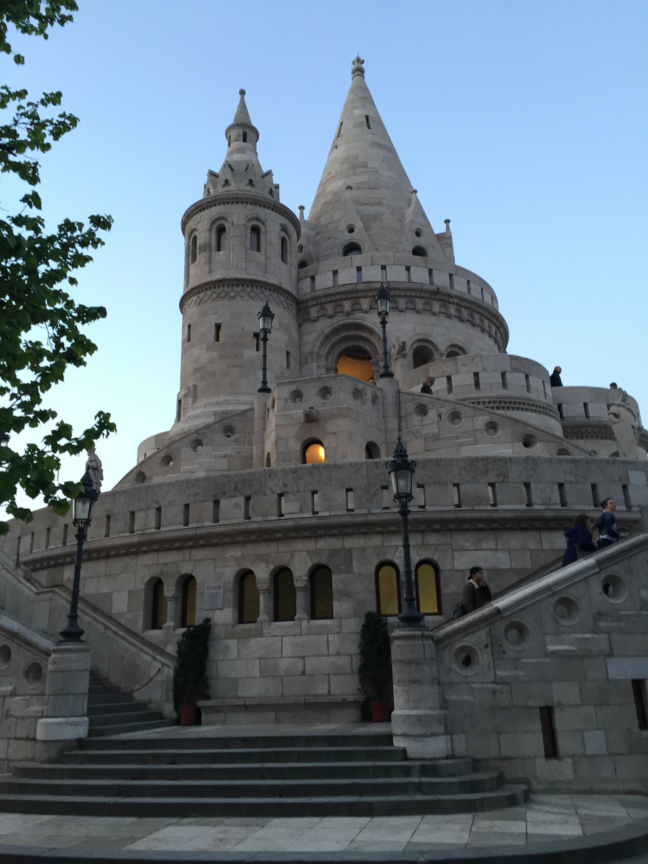 融合了新哥特,新罗马式以及匈牙利当地特色的建筑风格,面朝多瑙河和