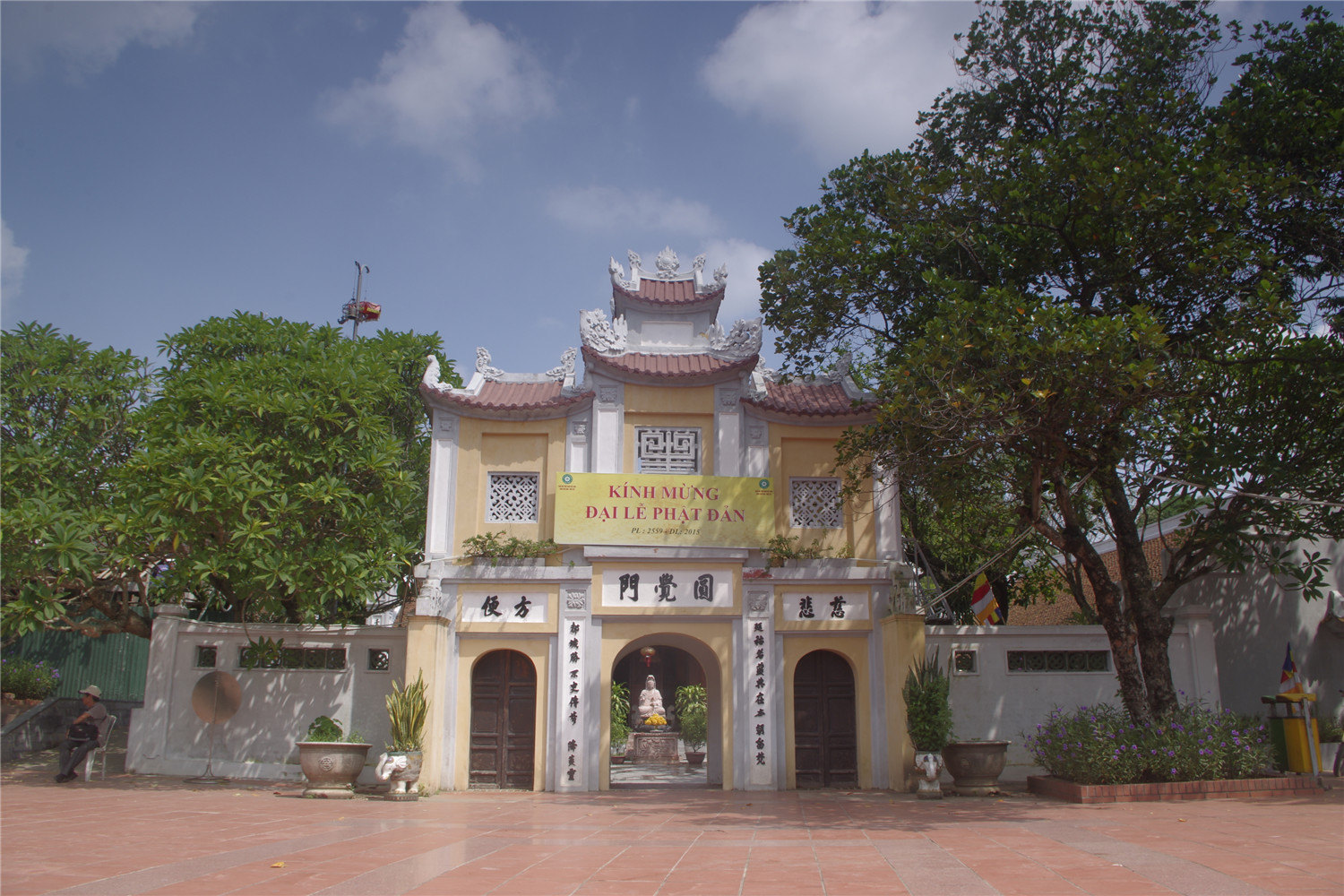 李朝是越南历史上很重要的一个朝代,这里就是李朝的国事所在的寺庙.