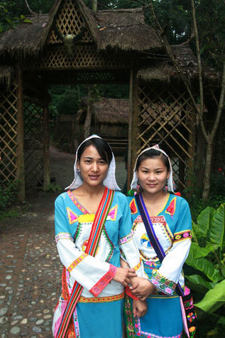 基諾族的山寨,多建於山頂或半山腰上,山寨周圍和寨中無一塊平地,四周