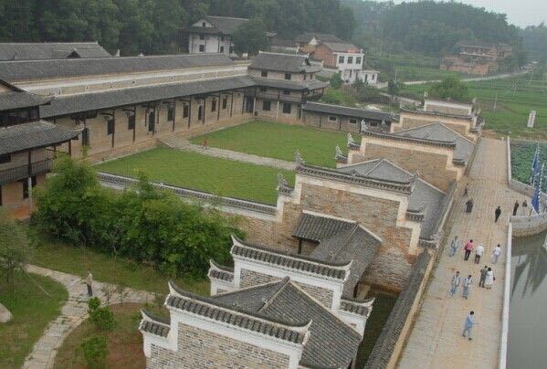 曾国藩故居位于娄底双峰县,代表性建筑有富厚堂,白玉堂,大夫第,黄金堂