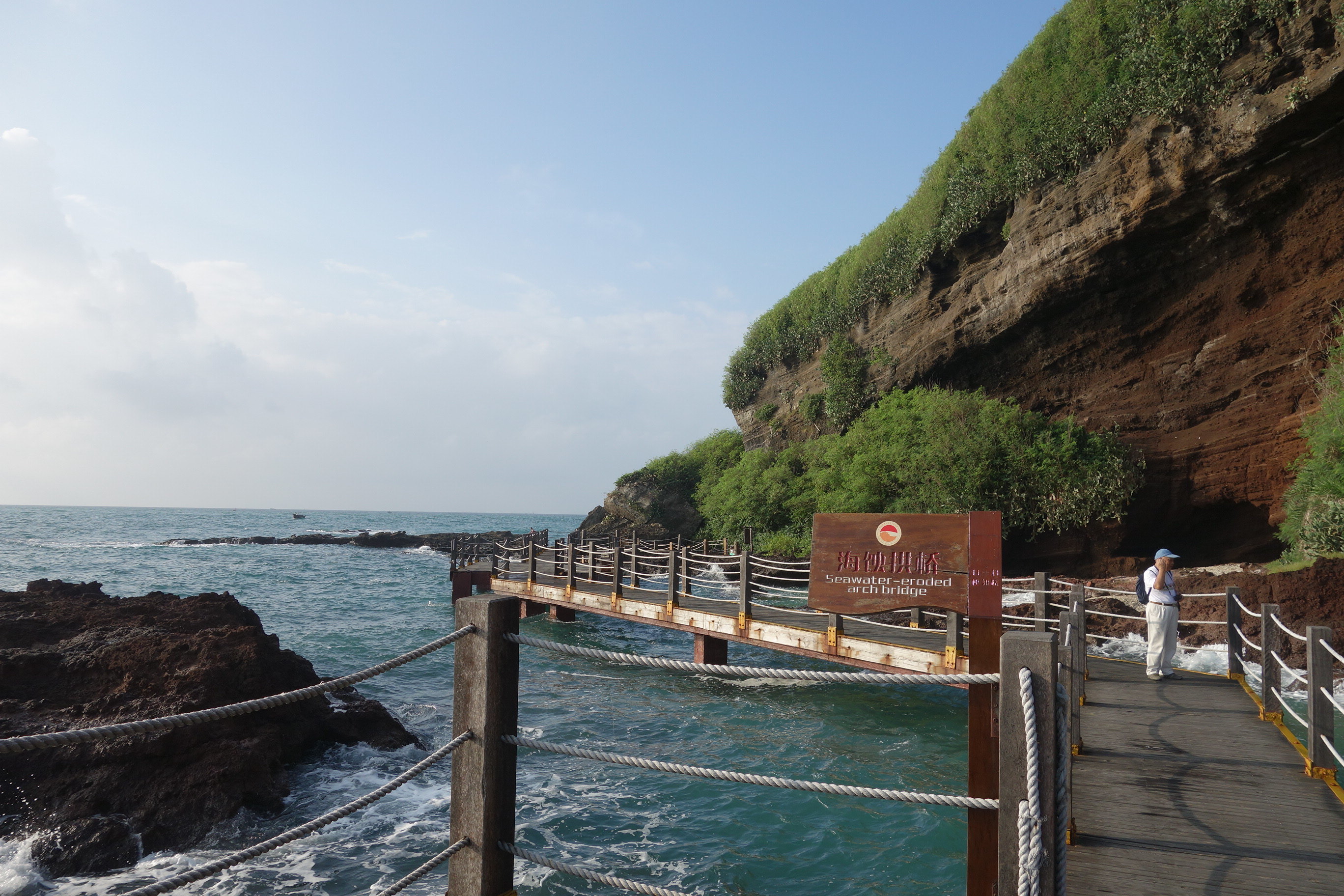 【攜程攻略】潿洲島鱷魚山景區景點,湯翁臺下就是遼闊深邃的大海從湯