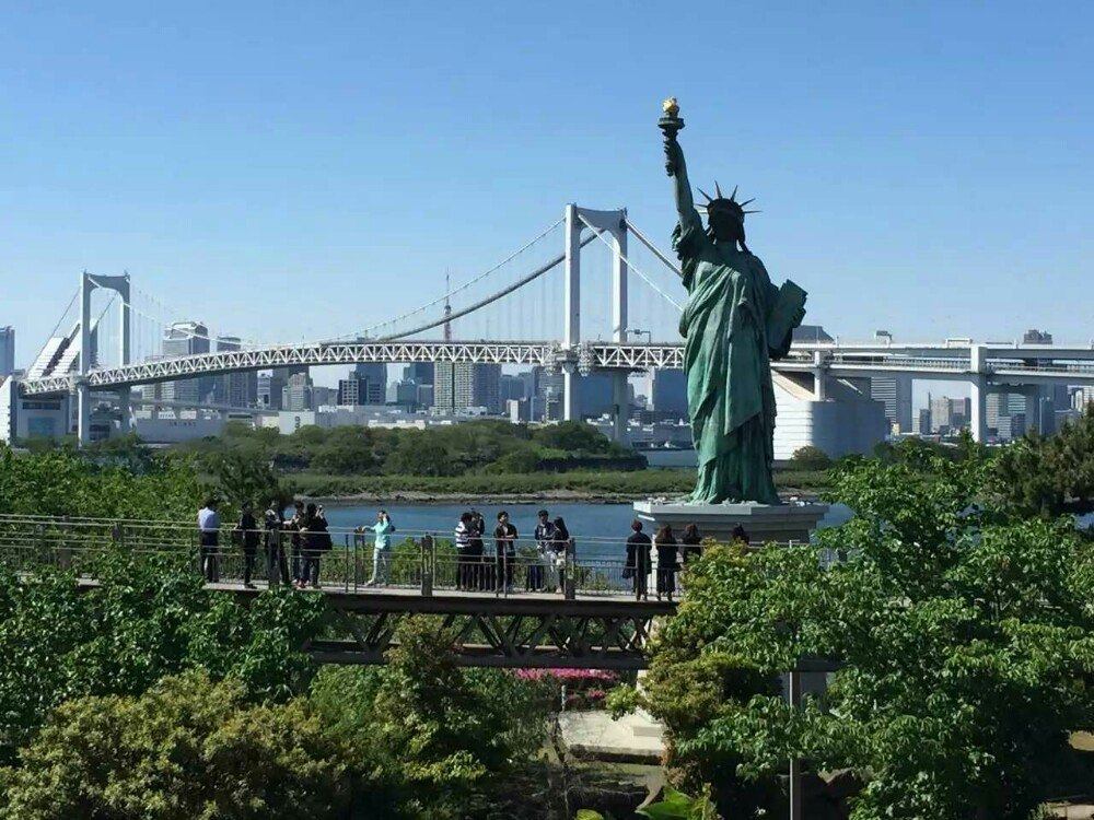城市阳光,沙滩,海风,自由女神除了在法国,美国,也来日本了,她什
