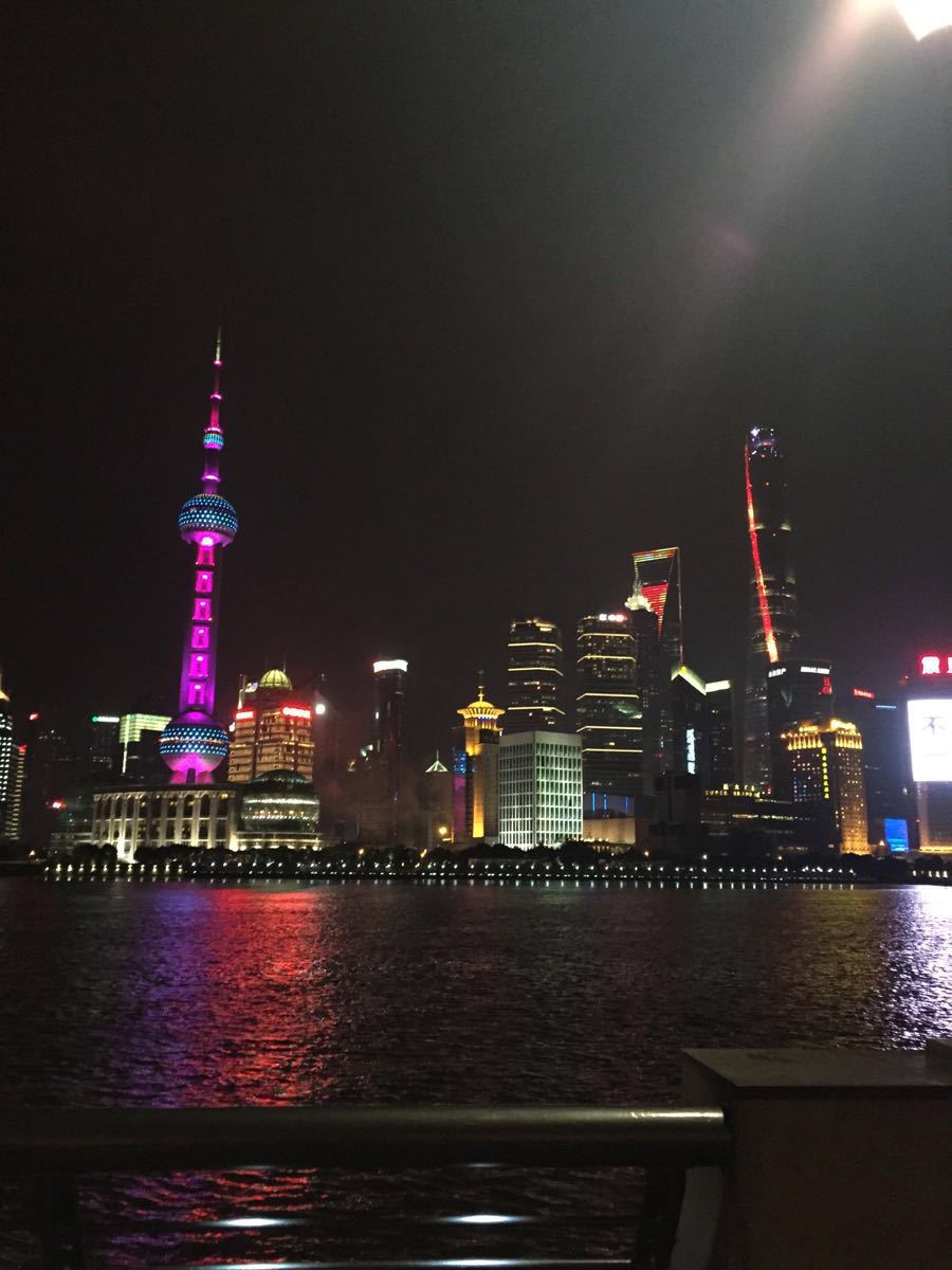 【携程攻略】上海外滩景点,外滩的夜景很美,去的时候有些迟了,人已经