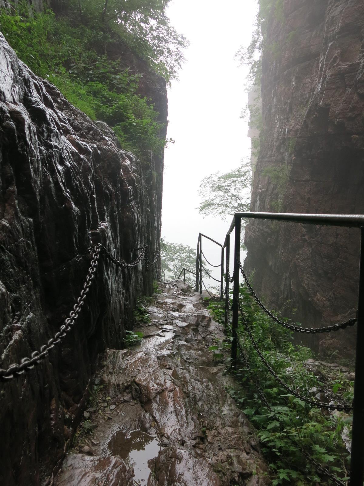 【携程攻略】武夷山一线天景点,一线天长176米，步道最窄处只有30厘米，里面雨潺潺。