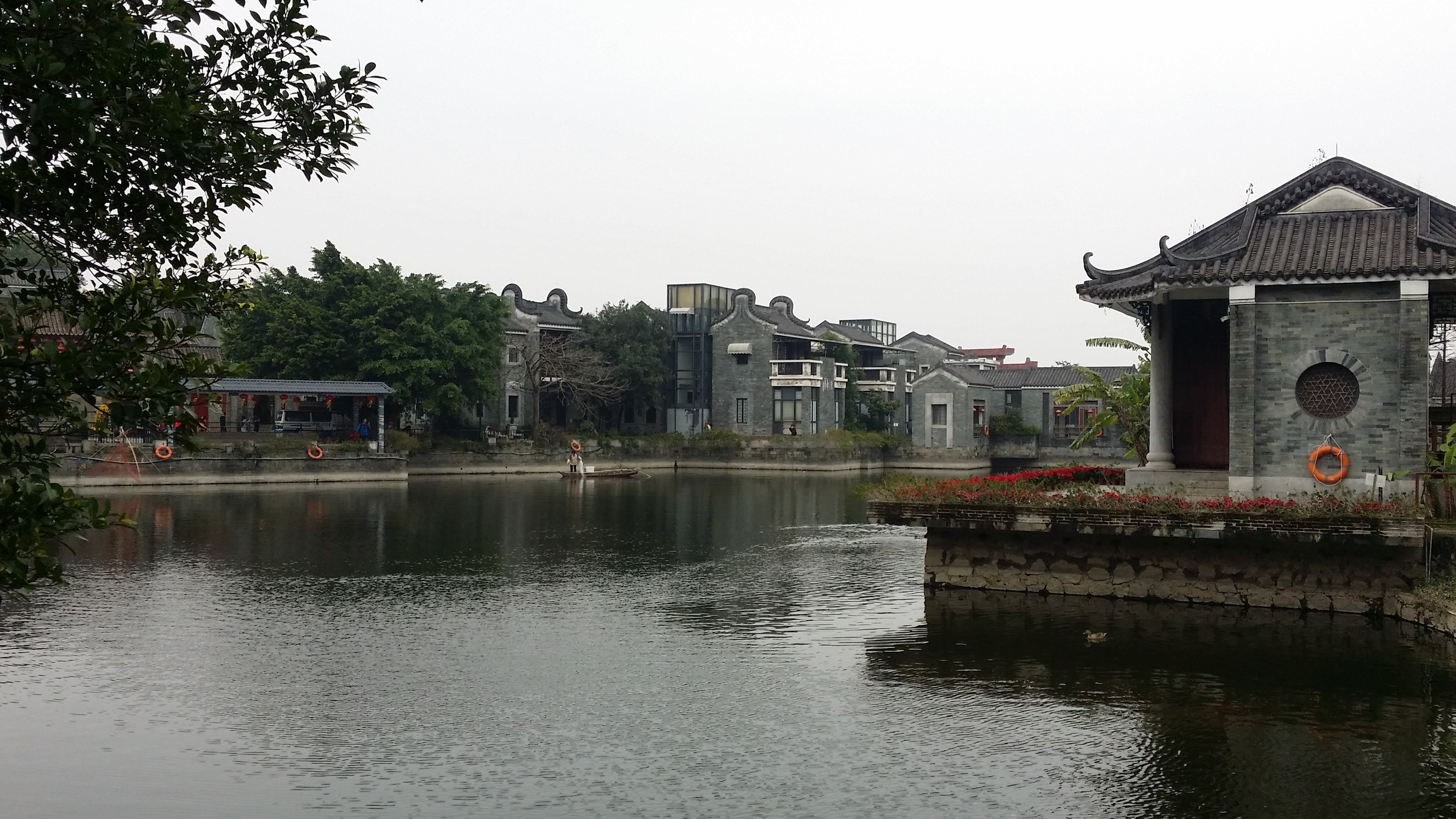 岭南印象园位于广州大学城(小谷围岛)南部,是典型的岭南传统风格建筑