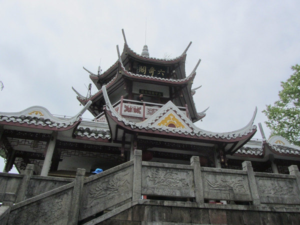 这里的每一座岩蜂都是一件古老的艺术品,它们如剑,如针,如龙首,如龟头