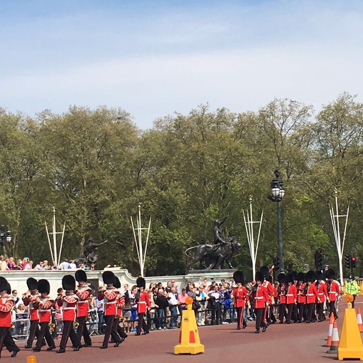【携程攻略】伦敦白金汉宫景点,到白金汉宫看换岗仪式,人山人海,传说