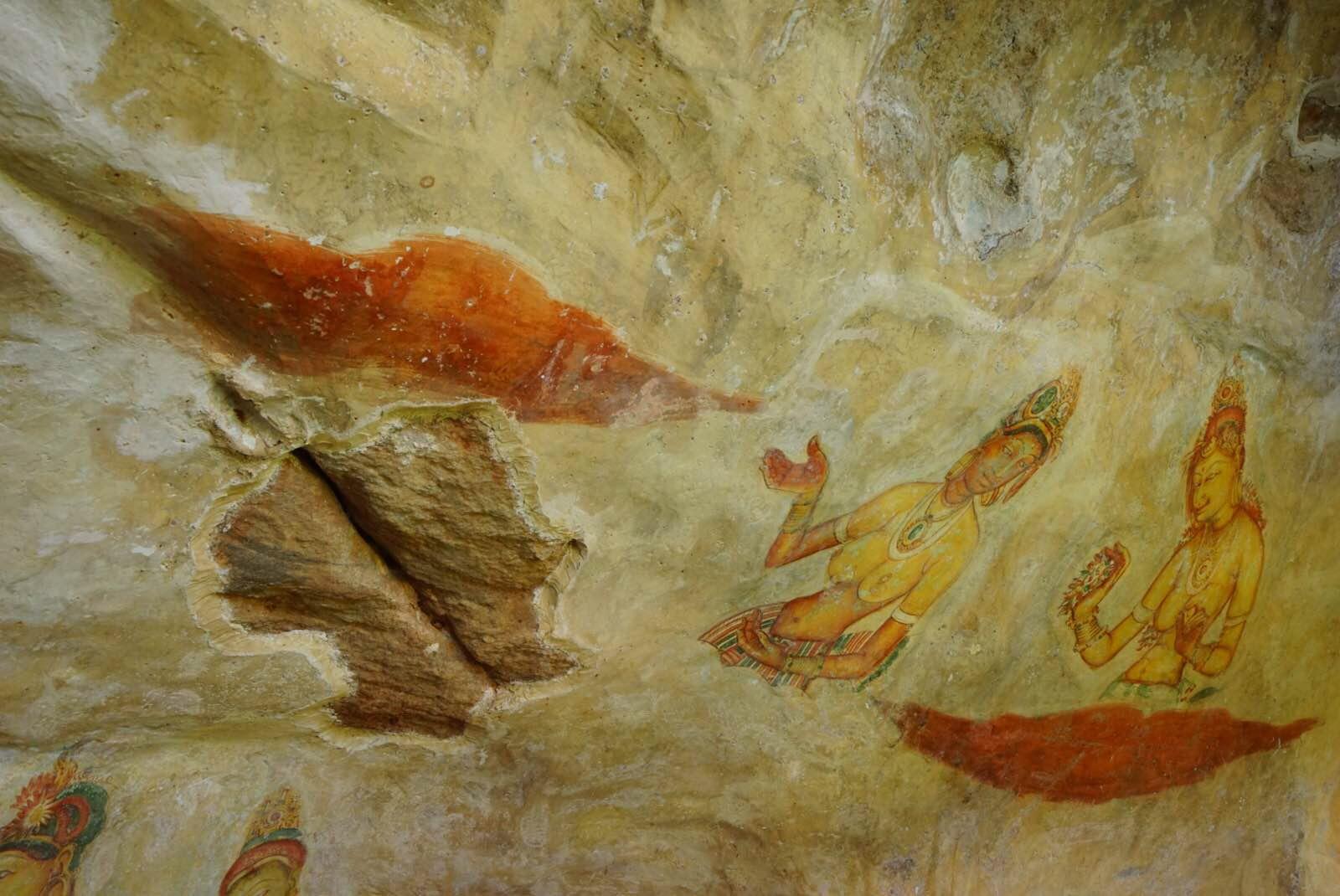 狮子岩景点,经过上千年岁月风霜的侵蚀和人为的破坏,很多壁画已经斑驳