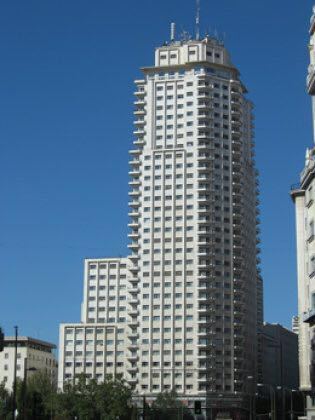 torre de madrid 马德里塔楼,位于西班牙广场旁边,它建成于1950年代