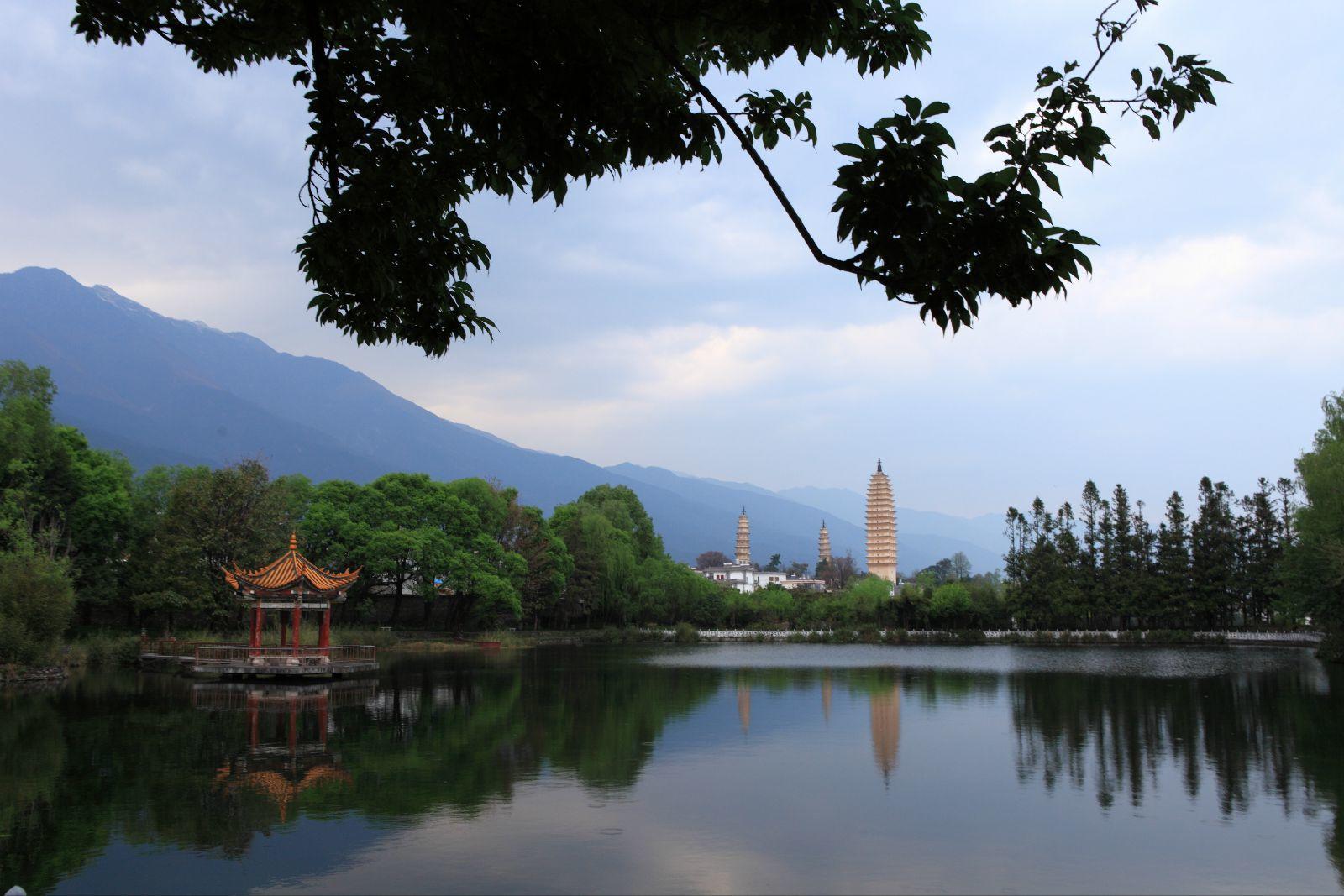 【携程攻略】大理三塔倒影公园景点,三塔倒影是三塔的经典景观.