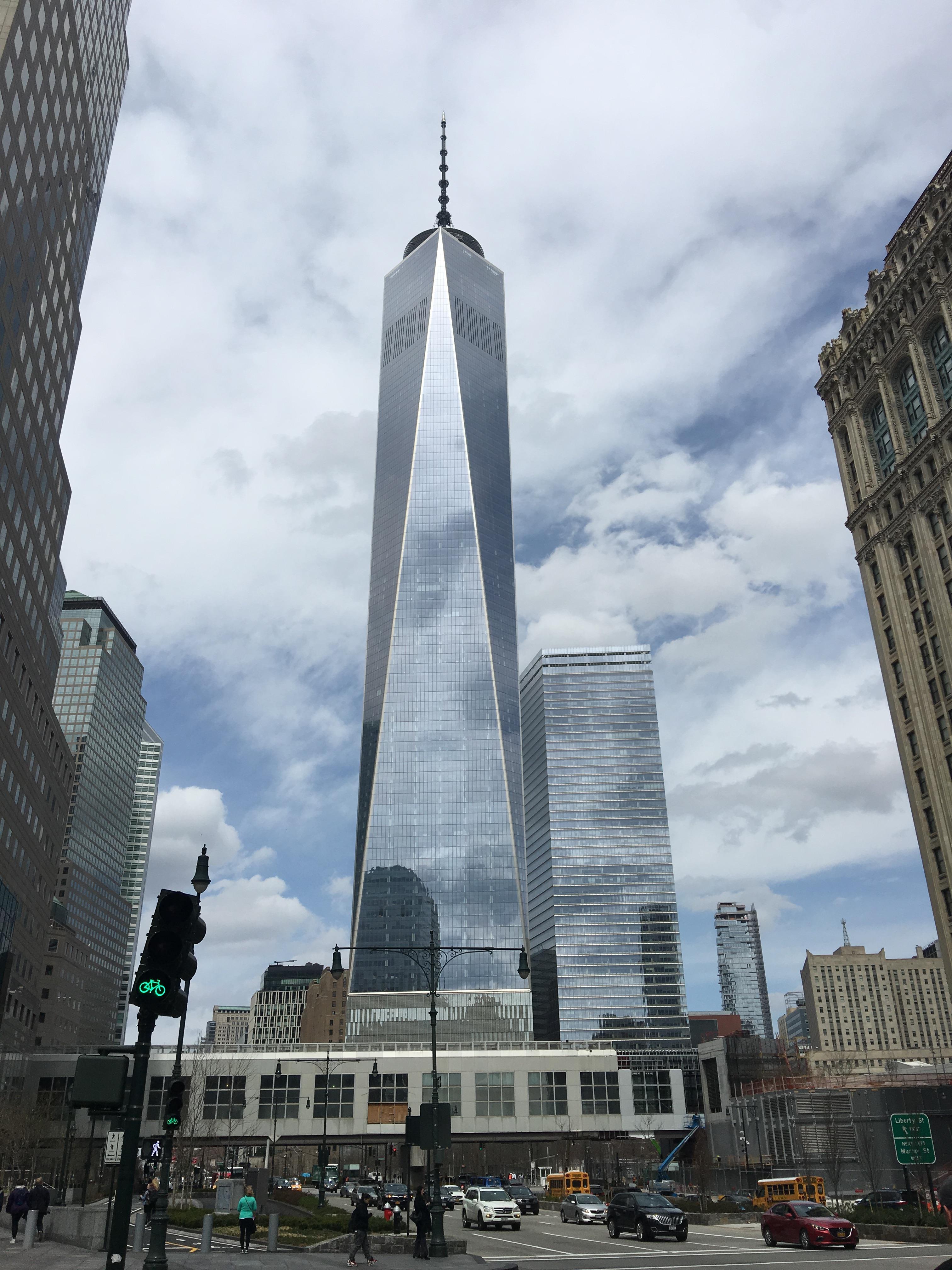 从炮台公园远望,自由女神伫立在海面上迎接着世界各地的游客投入美国