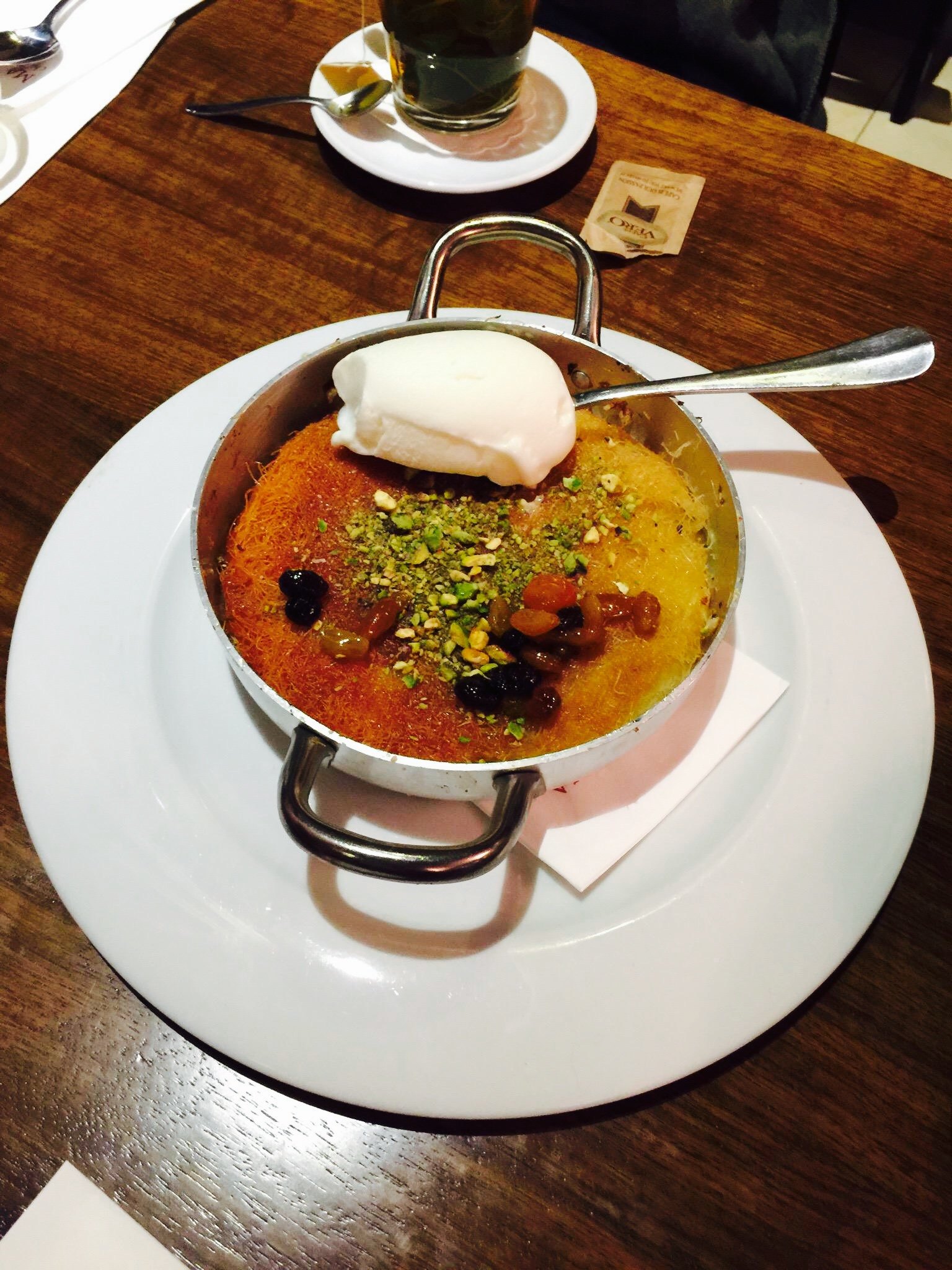 我们去那里吃午饭是在一个阳光灿烂的一天,巴勒斯坦美食味道鲜美,高