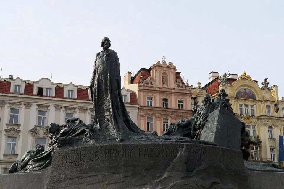 扬·胡斯纪念碑