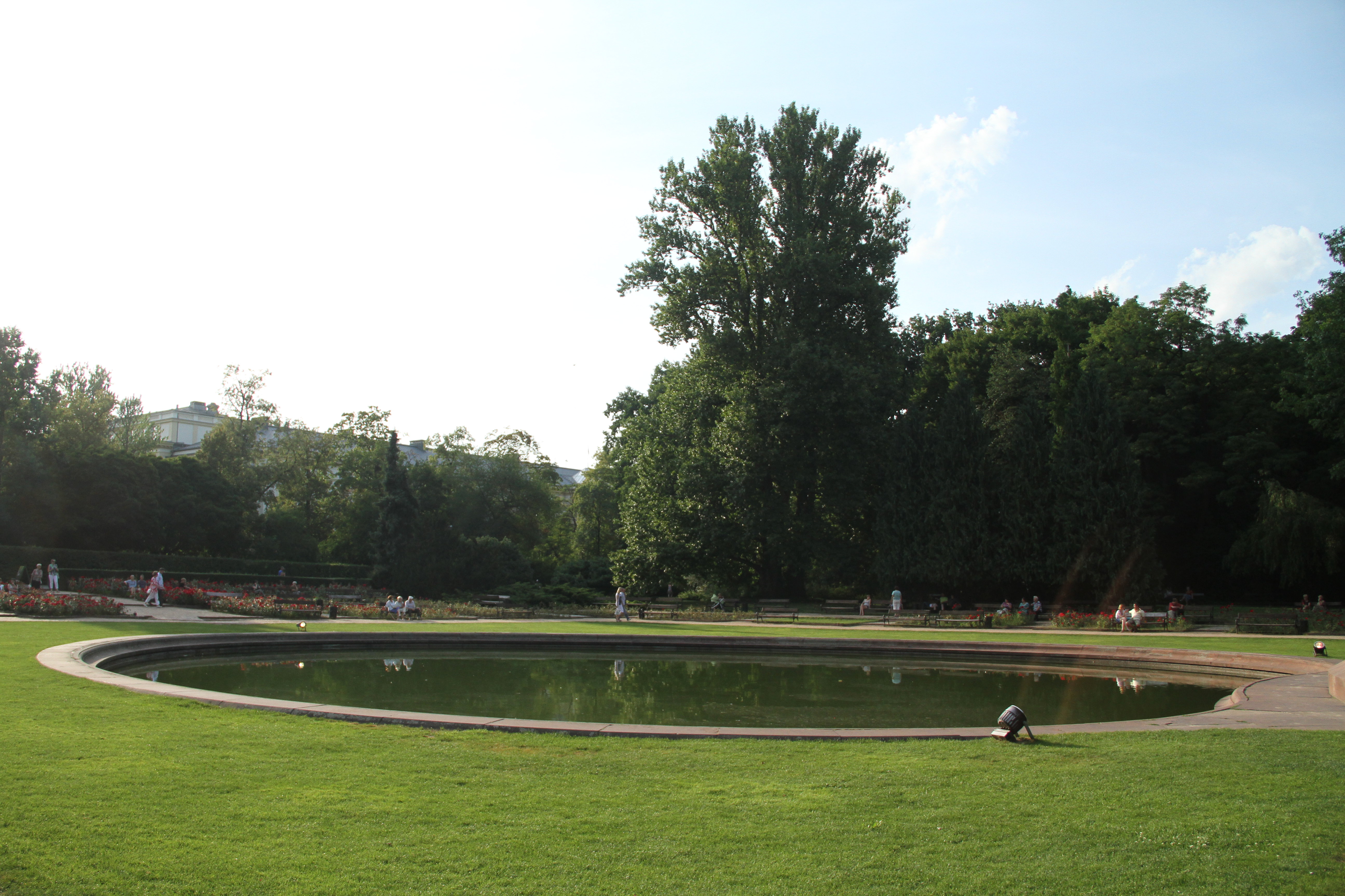 公園與街道互相交錯,處處可見綠色草坪,可以說整個城市似乎都掩映綠蔭