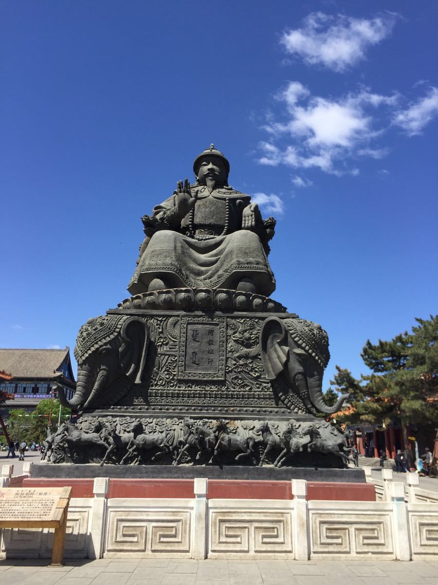 【携程攻略】呼和浩特大召寺景点,门票35元,进去后左右边都有请香的