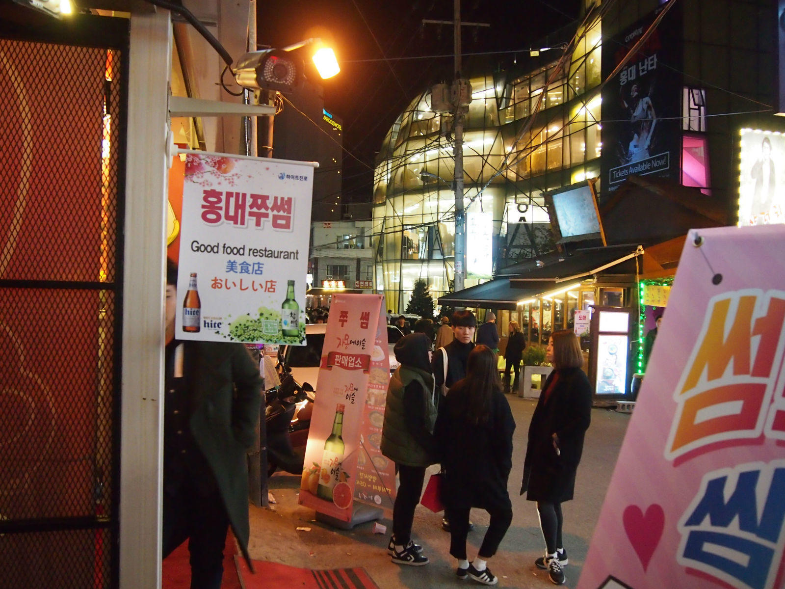 其实是因为地铁换乘时下错了站才走到弘大夜店街这片街区这里的,没