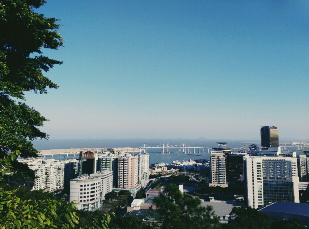 東望洋山又稱松山,站在山上可以俯瞰澳門全景,要是天氣晴朗,看下去的