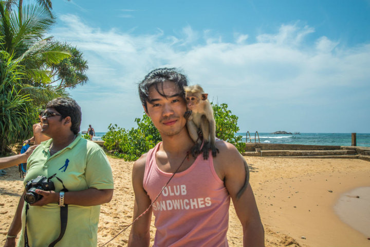 海边的耍猴艺人,你和猴子合影是要付钱的,请问清楚价钱讨价还价再合影