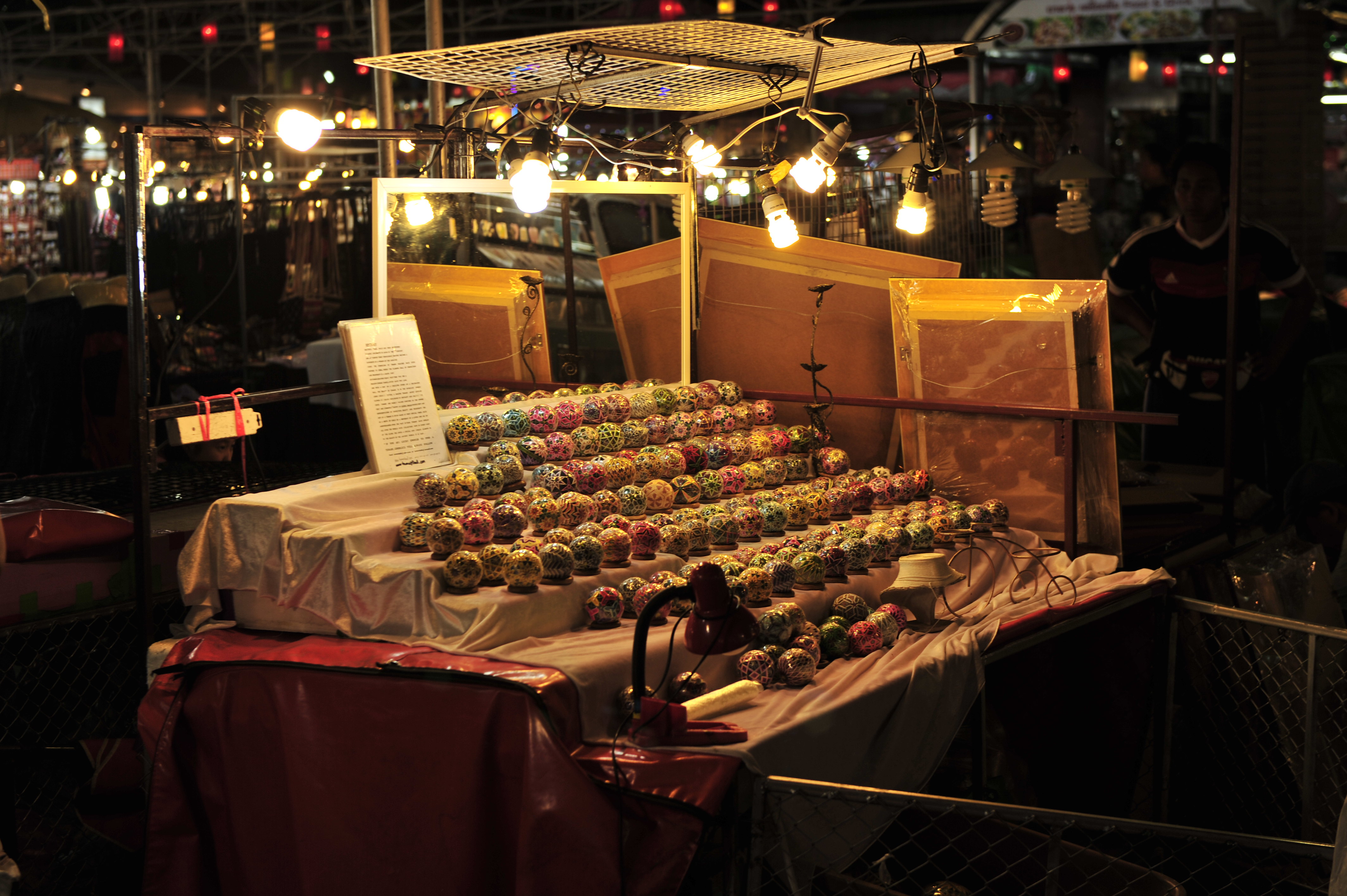 从香格里拉酒店出来顺着右手方向步行几百米就到了.