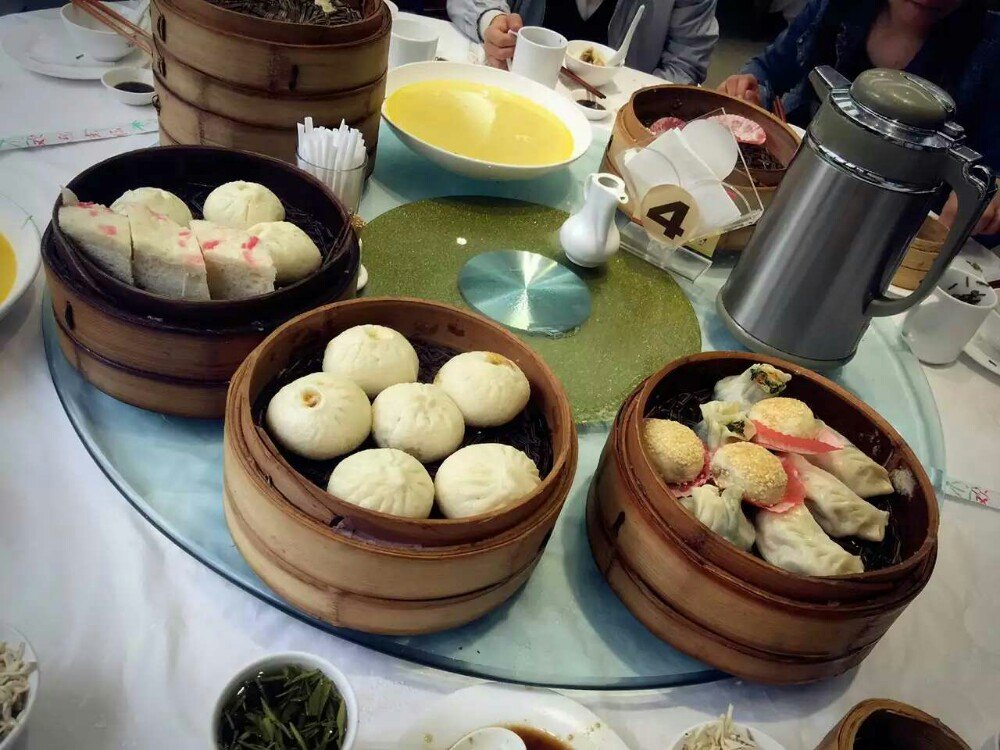 【携程美食林】扬州富春茶社餐馆,最有特色的蟹黄汤包,先用吸管喝汤再